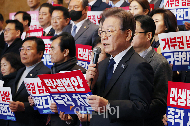 ▲이재명 더불어민주당 대표가 1일 서울 여의도 국회 본청 로텐더홀 앞 계단에서 열린 대통령의 거부권 남발 규탄 및 민생법안 처리 촉구 대회에서 발언을 하고 있다. 고이란 기자 photoeran@