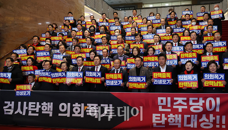 ▲김기현 국민의힘 대표와 윤재옥 원내대표가 1일 서울 여의도 국회 본청 로텐더홀 앞 계단에서 열린 국회의장 사퇴촉구 및 의회폭거 규탄대회에서 의원들과 피켓을 들고 구호를 외치고 있다. 고이란 기자