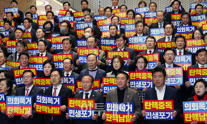 ▲김기현 국민의힘 대표와 윤재옥 원내대표가 1일 서울 여의도 국회 본청 로텐더홀 앞 계단에서 열린 국회의장 사퇴촉구 및 의회폭거 규탄대회에서 의원들과 피켓을 들고 구호를 외치고 있다. 고이란 기자