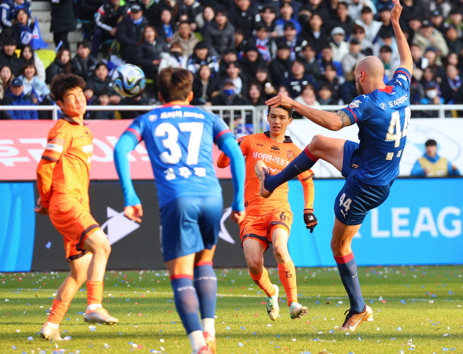 ▲ 2일 경기도 수원월드컵경기장에서 열린 프로축구 하나원큐 K리그1 2023 마지막 38라운드 수원 삼성과 강원FC 경기. 수원 뮬리치가 발리슛을 시도하고 있다. (연합뉴스)