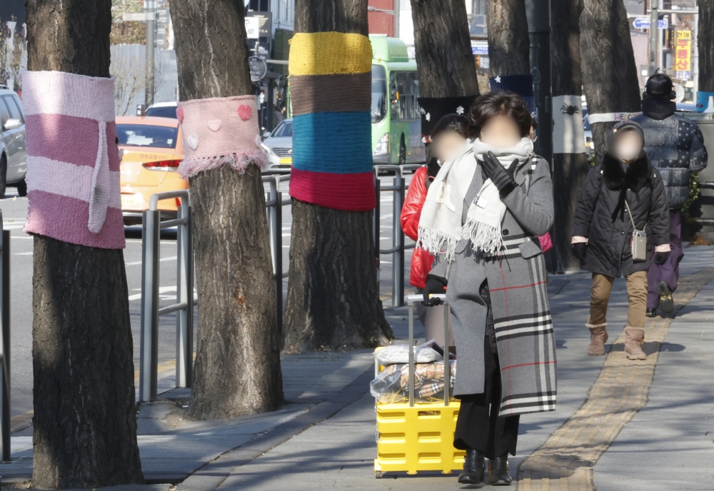 ▲전국 아침 기온이 영하권으로 떨어진 28일 서울 종로구 경복궁역 일대 가로수에 서촌 얀 바밍(Seochon Yarn bombing) 니팅 아트가 설치되어 있다. Yarn bombing은 길거리 예술의 한 종류로 가로수에 니팅 아트를 입히는 아트다. 경복궁역 3번출구에서 자하문 터널 방향으로 설치되어 있는 서촌 얀 바밍(Seochon Yarn bombing)은 12월 말까지 진행된다. 조현호 기자 hyunho@ (이투데이DB)