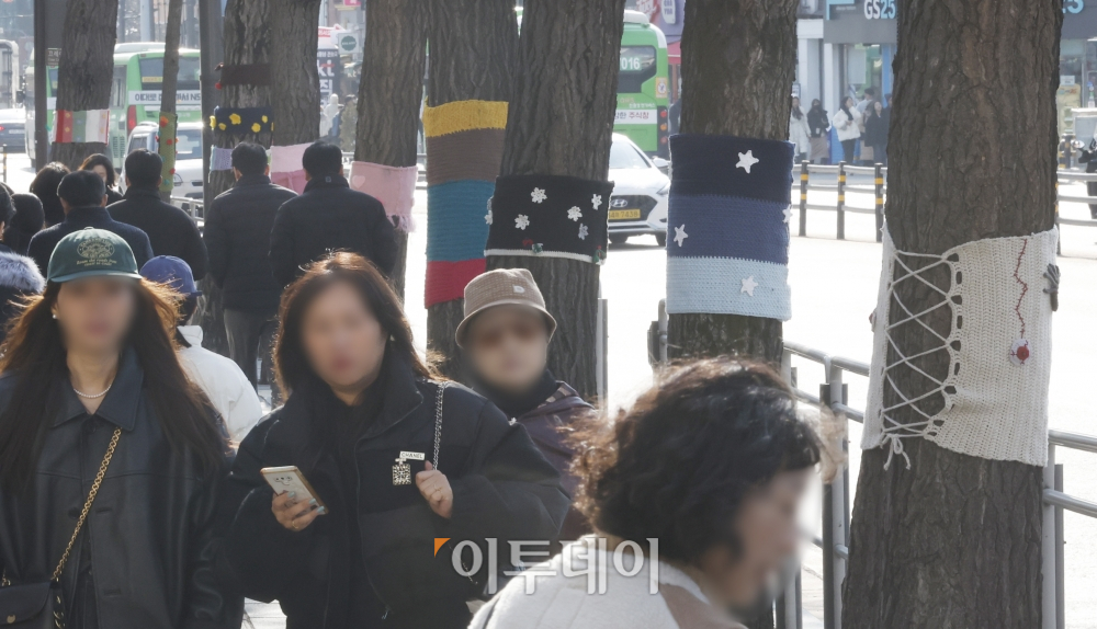 ▲전국 아침 기온이 영하권으로 떨어지면서 시민들이 발걸음을 옮기고 있다. 조현호 기자 hyunho@