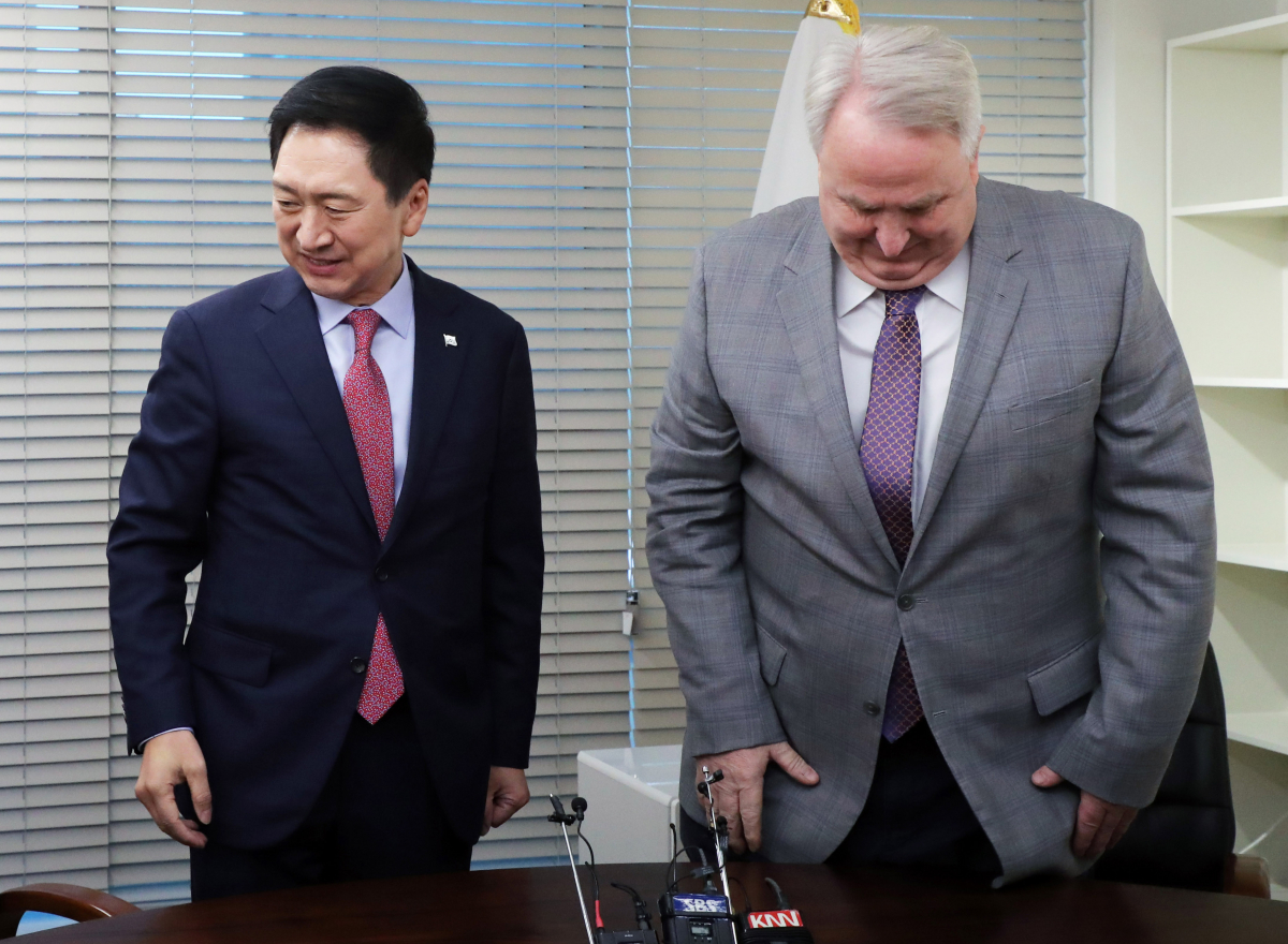 ▲김기현 국민의힘 당 대표가 17일 오전 서울 여의도 국민의힘 당사에서 인요한 혁신위원장과 만나 자리에 앉고 있다.  (뉴시스)