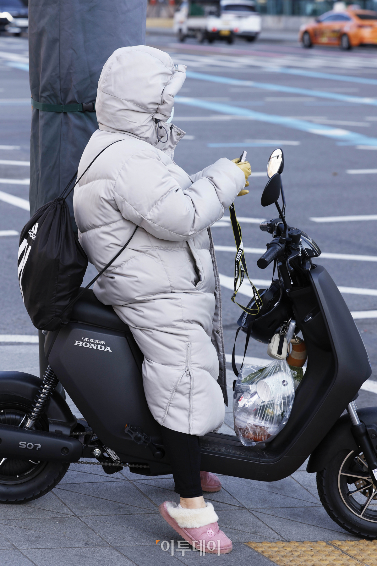 ▲서울 아침 최저기온 영하 3도를 기록하는 등 영하권 추위가 계속된 3일 서울 종로구 광화문역 일대에서 두꺼운 외투를 입은 시민이 횡단보도 신호를 기다리고 있다. 기상청은 이날 낮부터는 기온이 오르며 추위가 풀리고 낮 최고기온은 4~12도로 예보했다. 조현호 기자 hyunho@