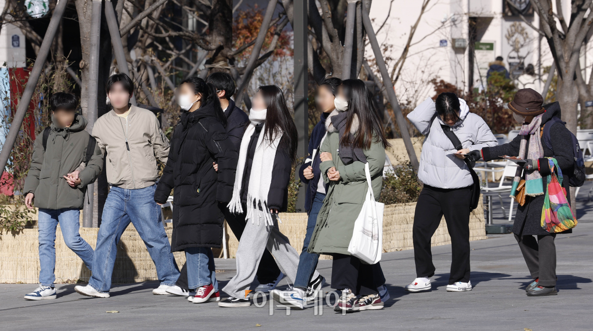 ▲서울 아침 최저기온 영하 3도를 기록하는 등 영하권 추위가 계속된 3일 서울 종로구 광화문역 일대에서 두꺼운 외투를 입은 시민들이 발걸음을 재촉하고 있다. 기상청은 이날 낮부터는 기온이 오르며 추위가 풀리고 낮 최고기온은 4~12도로 예보했다. 조현호 기자 hyunho@