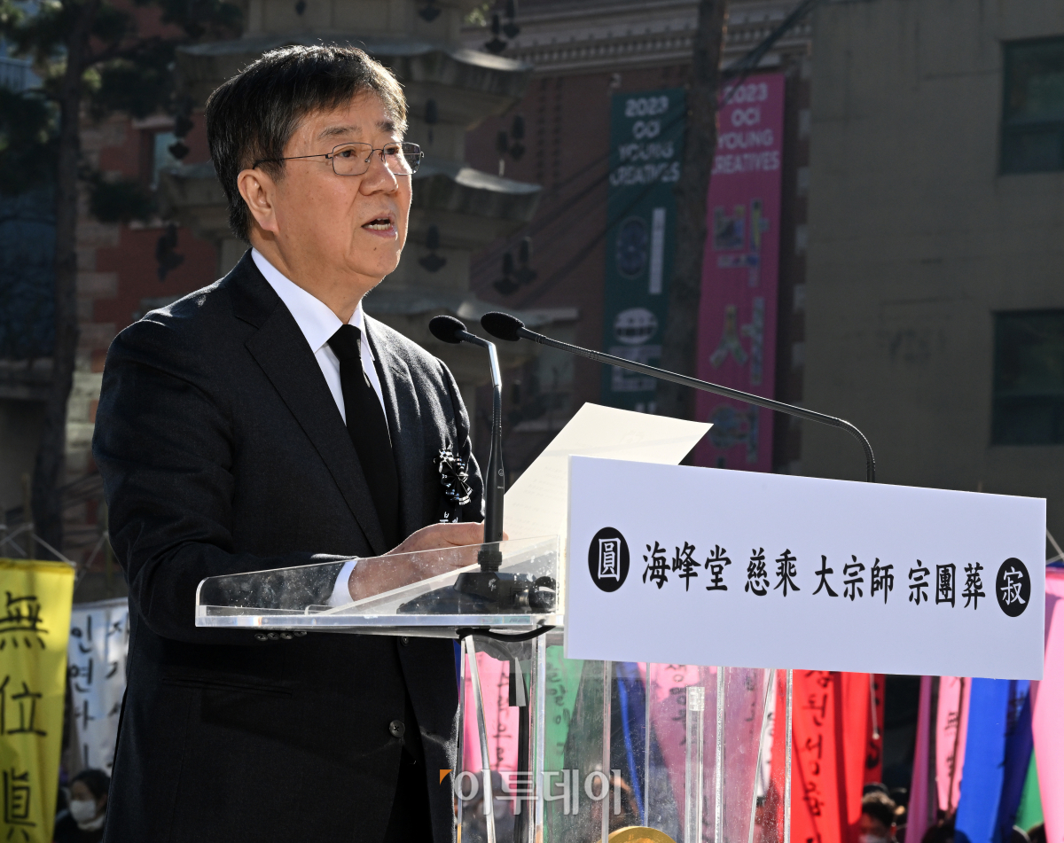 ▲김대기 대통령실 비서실장이 3일 서울 종로구 대한불교조계종 총본산 조계사에서 열린 제33대·제34대 총무원장 해봉당 자승 대종사 종단장 영결식에서 윤석열 대통령의 조사를 대독하고 있다. 사진공동취재단