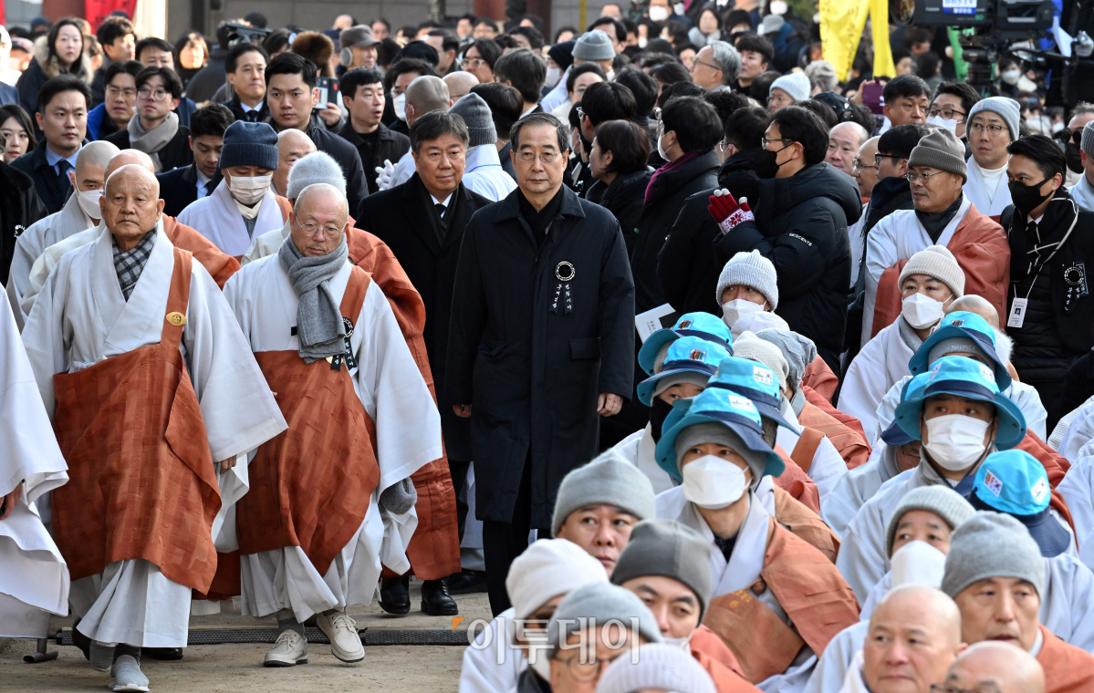 ▲한덕수 국무총리와 김대기 대통령실 비서실장이 3일 서울 종로구 대한불교조계종 총본산 조계사에서 열린 제33대·제34대 총무원장 해봉당 자승 대종사 종단장 영결식에 참석하고 있다. 사진공동취재단