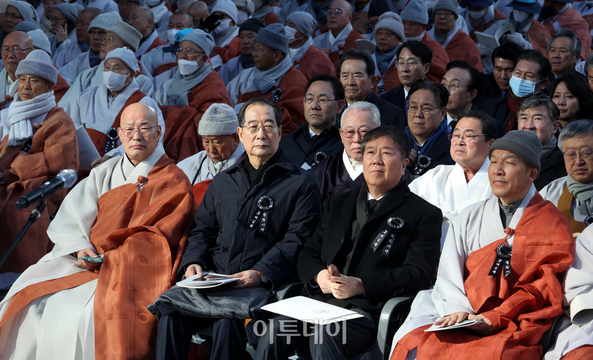 ▲한덕수 국무총리와 김대기 대통령비서실장 등 정관계 인사들이 3일 서울 종로구 조계사에서 엄수된 해봉당 자승 대종사 영결식에 참석해 있다.  사진공동취재단