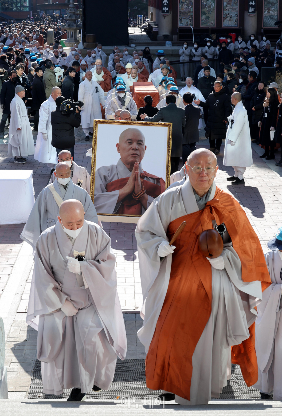 ▲3일 서울 종로구 조계사에서 엄수된 해봉당 자승 대종사 영결식에서 자승 스님의 이운행렬이 한국불교역사문화기념관으로 향하고 있다.  사진공동취재단