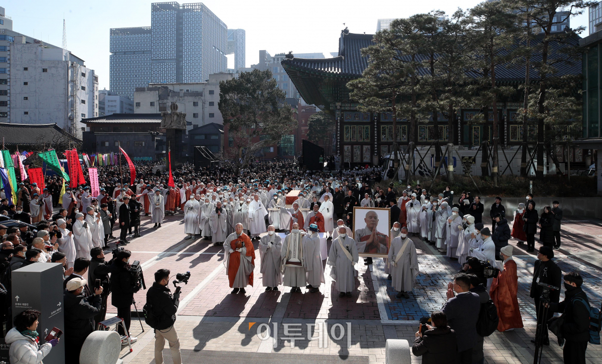 ▲3일 서울 종로구 조계사에서 엄수된 해봉당 자승 대종사 영결식에서 자승 스님의 이운행렬이 한국불교역사문화기념관 앞에 잠시 머물러 있다.  사진공동취재단