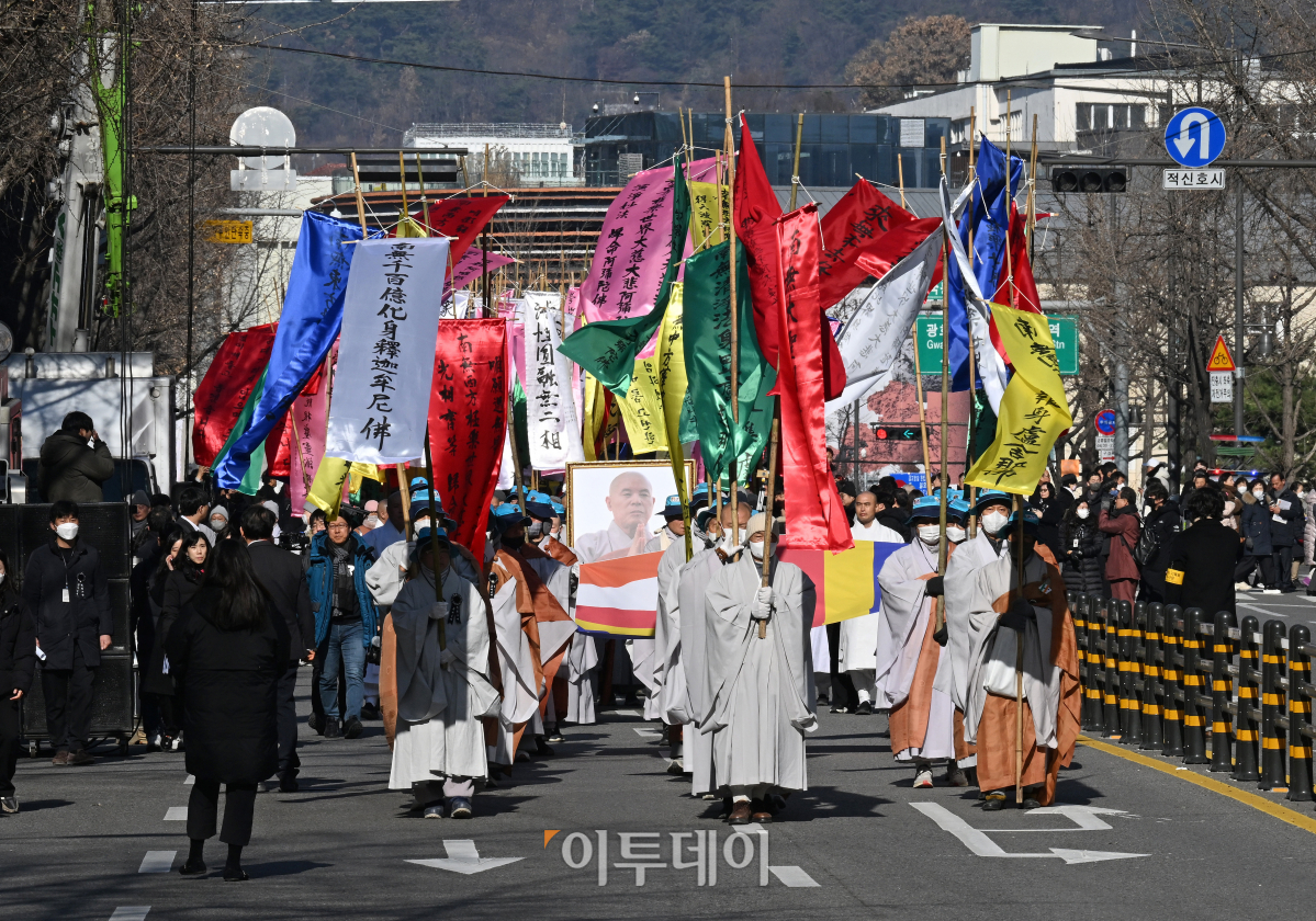 ▲3일 서울 종로구 대한불교조계종 총본산 조계사에서 열린 제33대·제34대 총무원장 해봉당 자승 대종사 종단장 영결식에서 자승스님의 법구가 이운되고 있다. 사진공동취재단