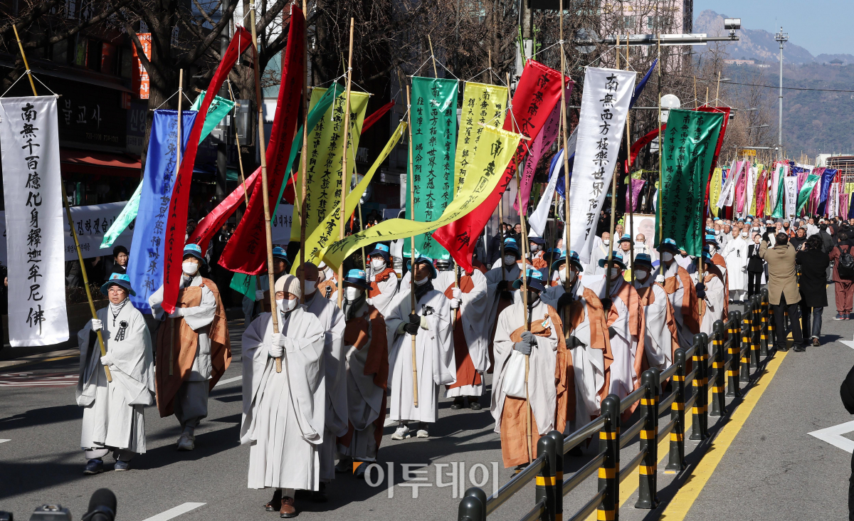 ▲해봉당 자승 대종사 영결식이 3일 서울 종로구 조계사에서 종단장으로 엄수됐다. 자승 스님의 이운행렬이 우정국로를 지나고 있다. 사진공동취재단
