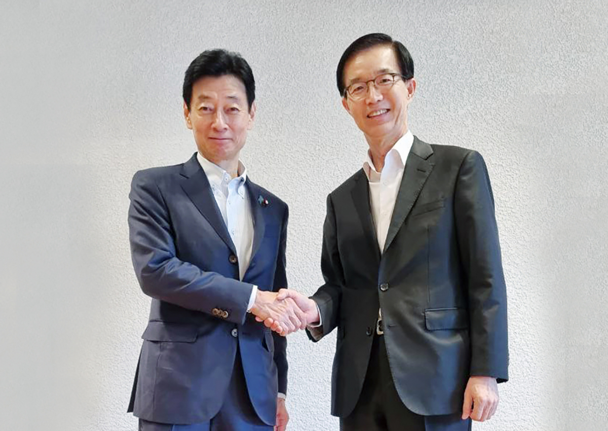 ▲방문규 산업통상자원부 장관(오른쪽)이 2일(현지시간) 일본 오사카에서 열린 '제17회 산업통상자원부-경제산업성 축구 교류전' 참관에 앞서 니시무라 야스토시(西村 康稔) 일본 경제산업성 대신과 만나 악수를 하고 있다. 양국 장관은 이날 오찬 형식의 간담회를 열고 한-일 양국 간 산업·통상·에너지 협력 방안에 대해 의견을 교환했다. (사진제공=산업통상자원부)