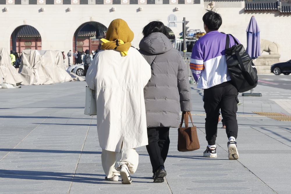 ▲서울 아침 최저기온이 영하2도를 기록하는 등 초겨울 날씨를 보인 지난달 12일 오전 서울 종로구 광화문역 일대에서 두꺼운 외투를 입은 시민들이 발걸음을 재촉하고 있다. 기상청은 당분간 기온이 평년보다 낮고 중부내륙과 일부 남부 내륙을 중심으로 영하 5도 이하로 떨어져 춥겠다고 전했다. (조현호 기자 hyunho@)