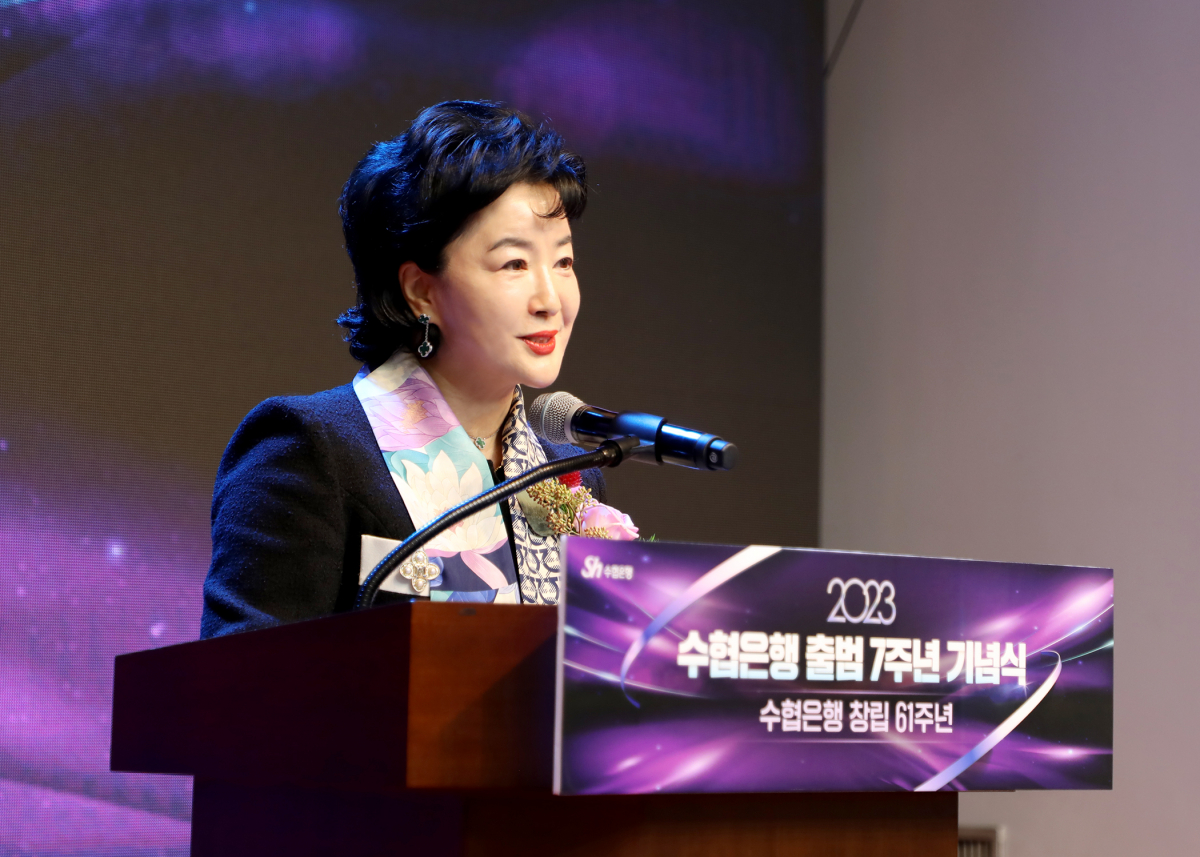 ▲강신숙 Sh수협은행장은 1일, 서울 송파구 수협은행 본사에서 출범 7주년 기념행사에서 수협은행이 나아가야 할 방향을 수협은행 답게, 보다 새롭게, 수협은행을 넘어서 라는 세가지 키워드로 제시했다. (사진제공= Sh수협은행)