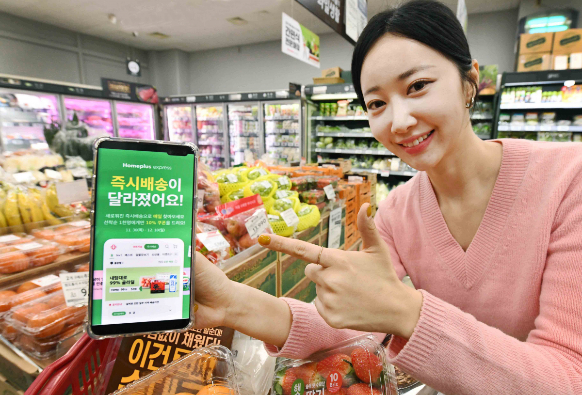 ▲모델이 4일 홈플러스 익스프레스 강서점에서 홈플러스 온라인 1시간 즉시배송 서비스 리뉴얼 소식을 알리고 있다. (사진제공=홈플러스)