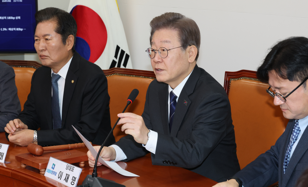 ▲더불어민주당 이재명 대표와 홍익표 원내대표가 4일 국회에서 최고위원 회의를 하고 있다. (연합뉴스)