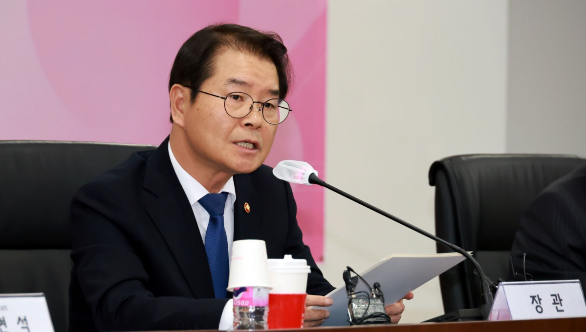 ▲이정식 고용노동부 장관이 지난달 27일 서울 영등포구 여의도 중소기업중앙회에서 열린 고용노동부 장관 초청 중소기업인 간담회에서 모두발언을 하고 있다(자료사진). (사진제공=고용노동부)