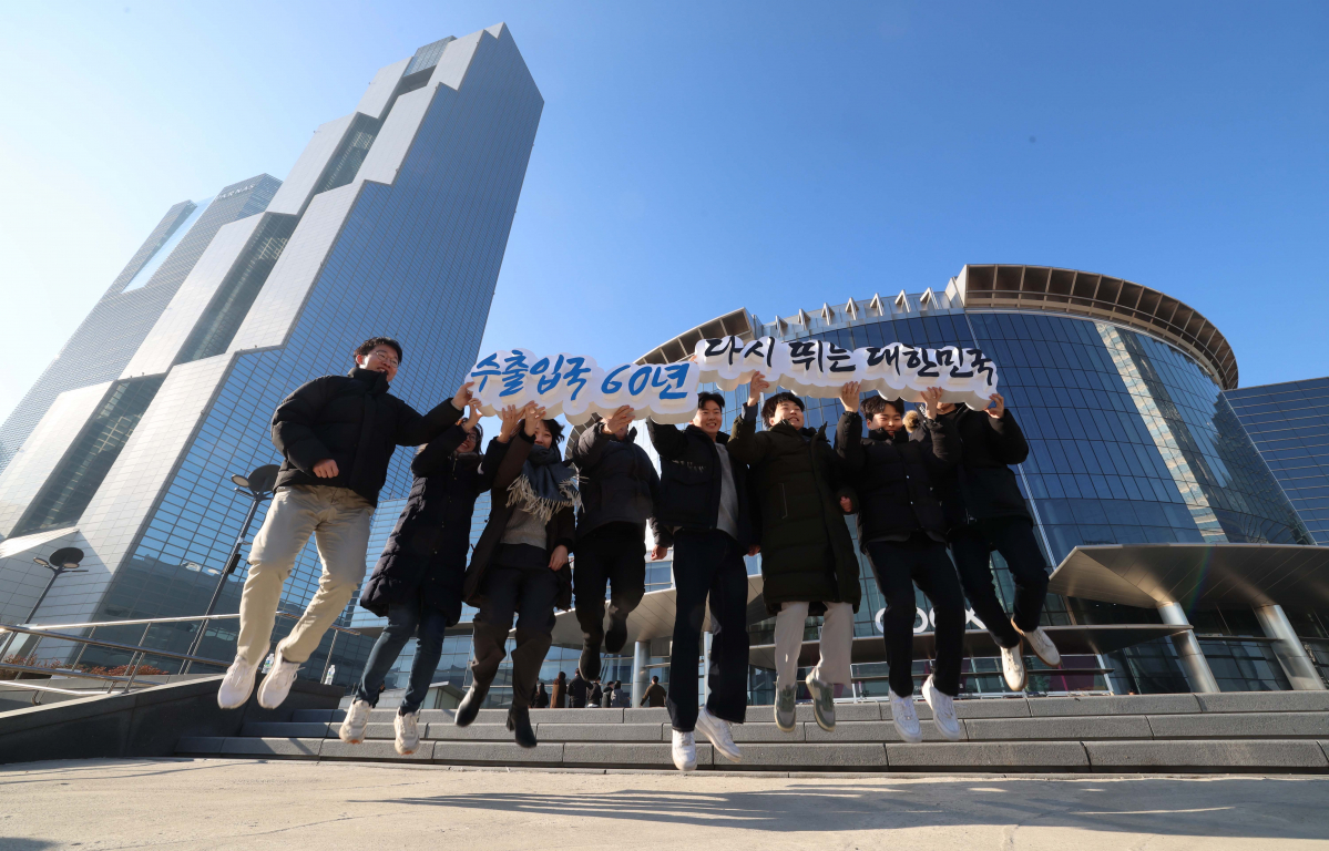 ▲4일 서울 강남구 코엑스에서 무역협회 임직원들이 ‘제60회 무역의 날’기념 포토세션을 갖고 있다. 무역의 날은 무역의 균형 발전과 무역입국의 의지를 다지기 위해 제정한 법정기념일로 5일 60주년을 맞이한다. 신태현 기자 holjjak@