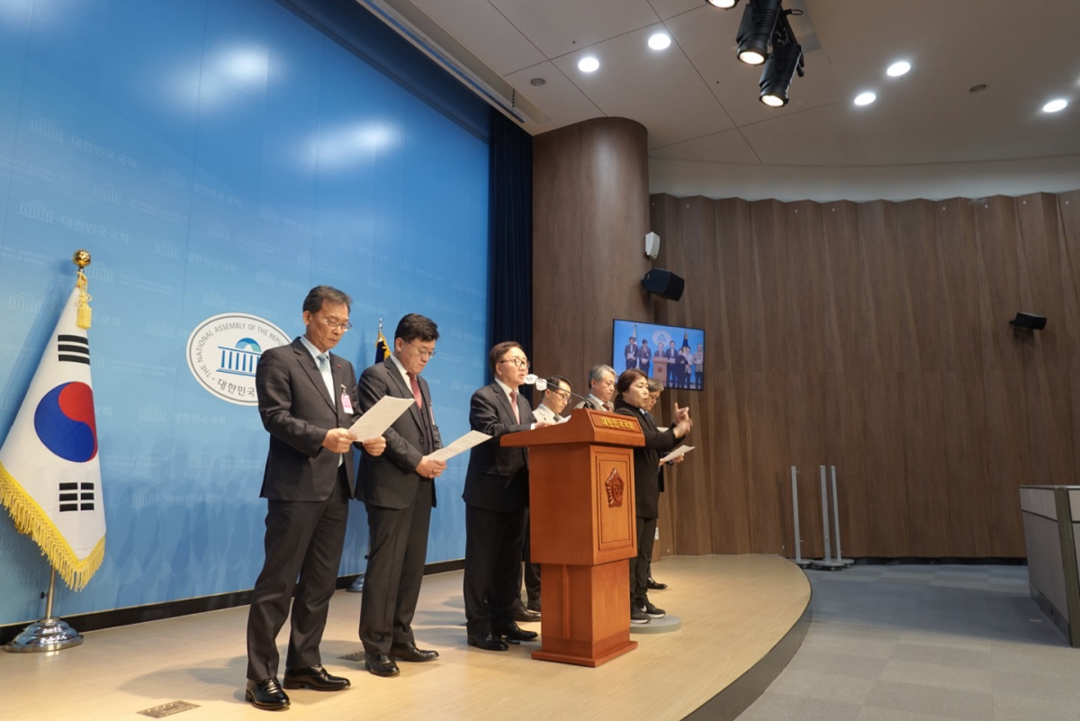 ▲경제6단체가 4일 오후 국회 소통관에서 홍석준 국민의힘 의원과 함께 '노동조합법 개정안 폐기 촉구 공동성명'을 발표했다. (자료제공=한국경영자총헙회)