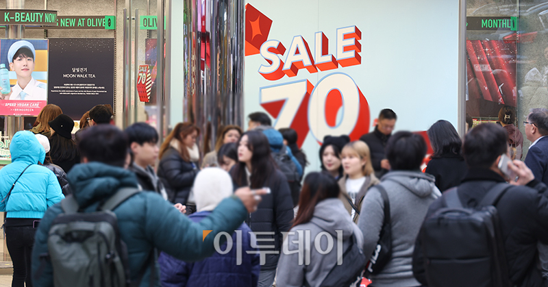 ▲올해 마지막 동행축제가 시작된 4일 서울 중구 명동거리가 시민들과 관광객들로 북적이고 있다. 연말까지 열리는 이번 행사는 5월 봄빛, 9월 황금녘에 이은 12월 눈꽃 동행축제로 '온 국민이 소비의 힘을 모아 내수 활력을 만들자'는 캠페인을 전개한다. 고이란 기자 photoeran@