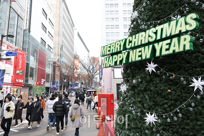 ▲올해 마지막 동행축제가 시작된 4일 서울 중구 명동거리가 시민들과 관광객들로 북적이고 있다. 연말까지 열리는 이번 행사는 5월 봄빛, 9월 황금녘에 이은 12월 눈꽃 동행축제로 '온 국민이 소비의 힘을 모아 내수 활력을 만들자'는 캠페인을 전개한다. 고이란 기자 photoeran@