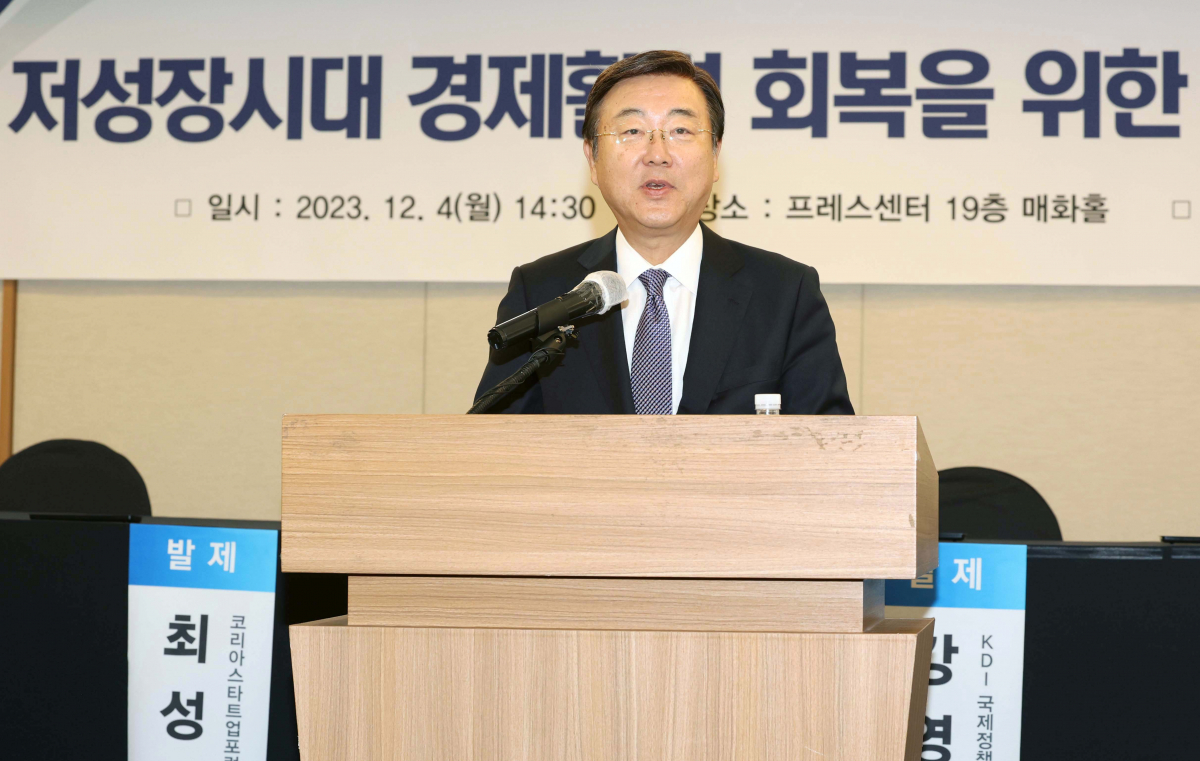 ▲김종석 규제개혁위원회 공동위원장이 4일 서울 중구 프레스센터에서 열린 ‘저성장시대 경제활력 회복을 위한 규제혁신 토론회’에서 축사를 하고 있다. 신태현 기자 holjjak@