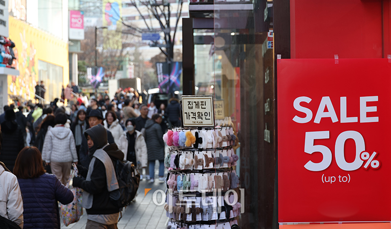 ▲올해 마지막 동행축제가 시작된 4일 서울 중구 명동거리가 시민들과 관광객들로 북적이고 있다. 연말까지 열리는 이번 행사는 5월 봄빛, 9월 황금녘에 이은 12월 눈꽃 동행축제로 '온 국민이 소비의 힘을 모아 내수 활력을 만들자'는 캠페인을 전개한다. 고이란 기자 photoeran@