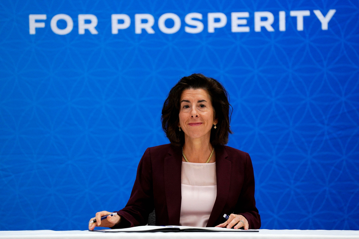 ▲지나 러몬도 미국 상무장관이 지난달 14일 아시아태평양경제협력체(APEC) 정상회의에서 서약서에 서명하고 있다. 샌프란시스코(미국)/AFP연합뉴스