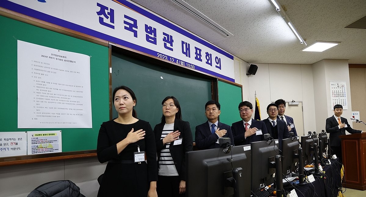 ▲ 4일 오전 경기 고양시 일산동구 사법연수원에서 열린 전국법관대표회의 정기회의에서 참석자들이 국민의례를 하고 있다. (연합뉴스)