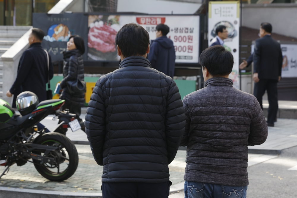 ▲서울 여의도에서 두꺼운 외투를 입은 시민들이 발걸음을 재촉하고 있다. (조현호 기자 hyunho@ )