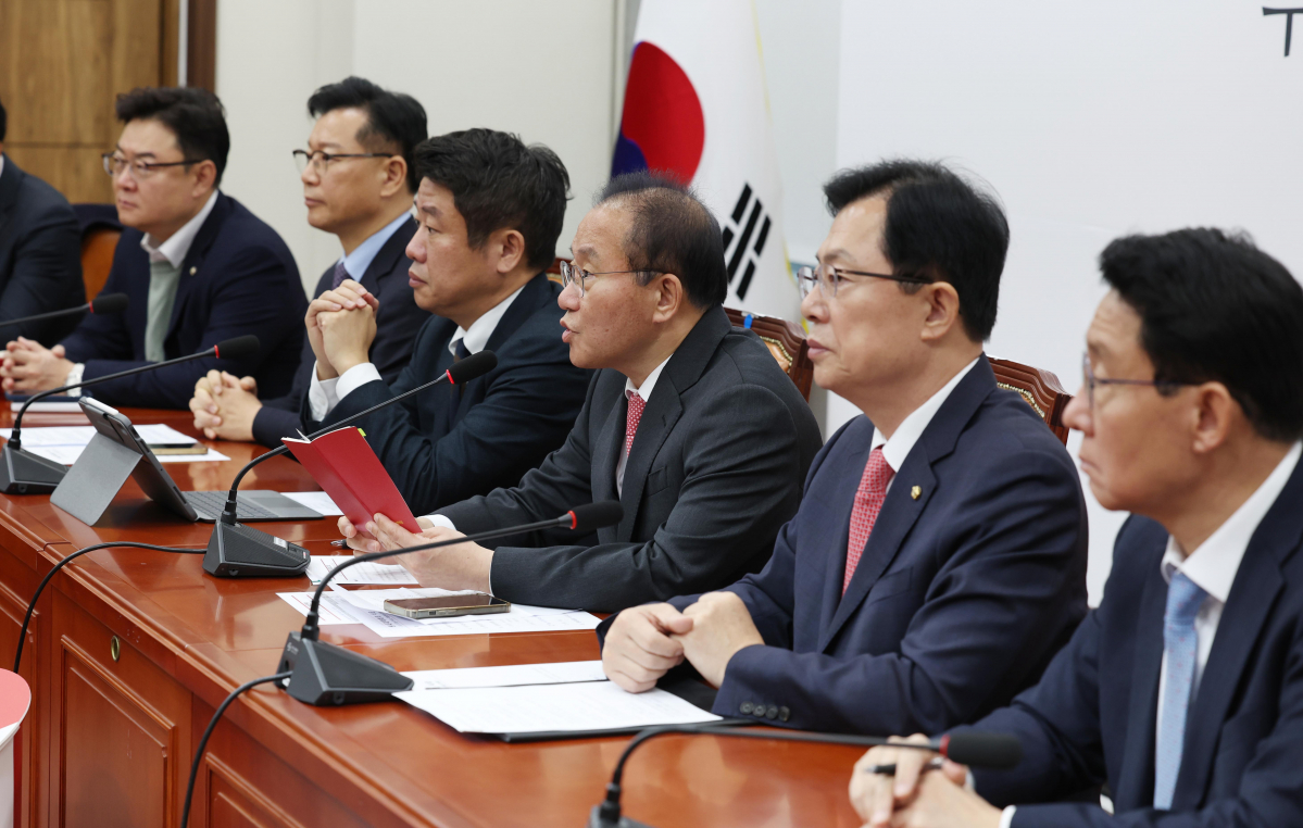 ▲[서울=뉴시스] 조성봉 기자 = 윤재옥 국민의힘 원내대표가 5일 오전 서울 여의도 국회에서 열린 원내대책회의에서 발언하고 있다. 2023.12.05. suncho21@newsis.com