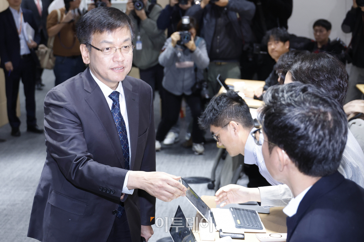 ▲최상목 경제부총리 겸 기획재정부 장관 후보자가 5일 오전 서울 중구 서민금융진흥원에서 열린 기자간담회에 참석하며 취재진들과 인사를 하고 있다. 조현호 기자 hyunho@