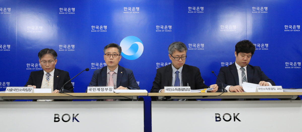▲5일 서울 중구 한국은행에서 열린 '2023년 3분기 국민소득(잠정)' 설명회에서 (왼쪽부터) 이인규 지출국민소득팀장, 최정태 국민계정부장, 이관교 국민소득총괄팀장, 최지훈 국민소득총괄팀 과장이 발표하고 있다.  (한국은행)