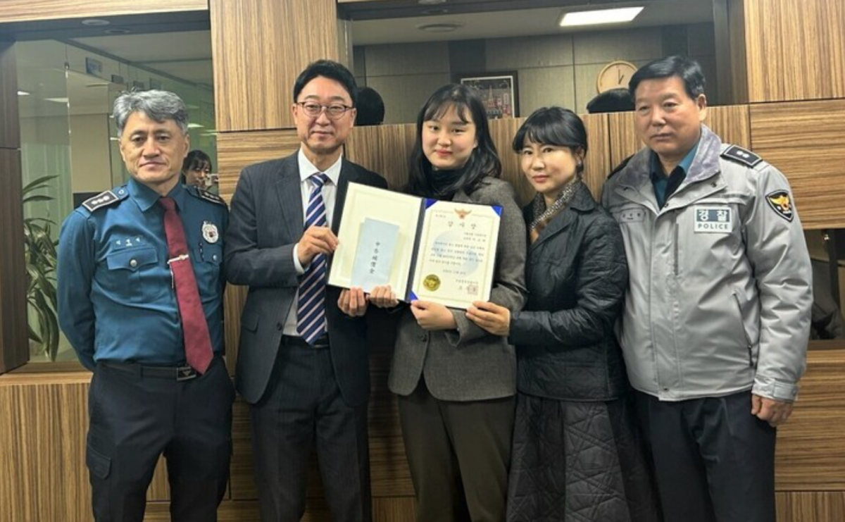 ▲이소라 Sh수협은행원(가운데)이 기념촬영을 하고 있다. (수협은행)