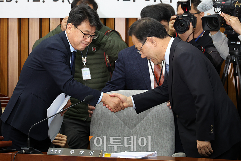 ▲주호영(오른쪽) 대법원장 인사청문위원장이 5일 서울 여의도 국회에서 열린 조희대 대법원장 인사청문회에서 야당 간사인 진성준 더불어민주당 의원과 인사하고 있다. 고이란 기자 photoeran