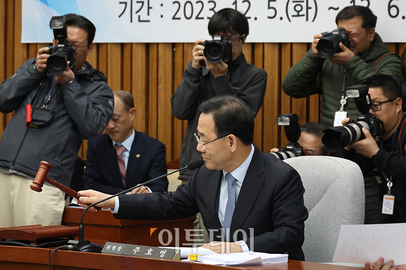 ▲주호영 대법원장 인사청문위원장이 5일 서울 여의도 국회에서 열린 조희대 대법원장 인사청문회에서 의사봉을 두드리고 있다. 고이란 기자 photoeran