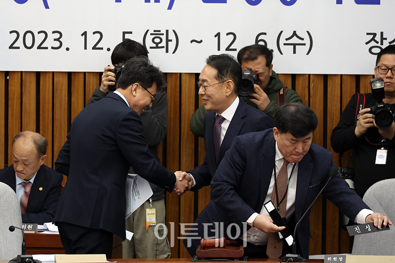 ▲김도읍(오른쪽) 대법원장 인사청문위원장이 5일 서울 여의도 국회에서 열린 조희대 대법원장 인사청문회에서 위원장직을 사퇴하고 야당 간사인 진성준 더불어민주당 의원과 인사하고 있다. 고이란 기자 photoeran@