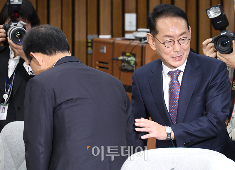 ▲김도읍(오른쪽) 대법원장 인사청문위원장이 5일 서울 여의도 국회에서 열린 조희대 대법원장 인사청문회에서 위원장직을 사퇴하고 회의장을 나서며 후임 위원장인 주호영 국민의힘 의원과 인사하고 있다. 고이란 기자 photoeran@