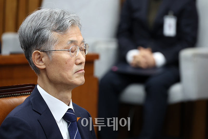 ▲조희대 대법원장 후보자가 5일 서울 여의도 국회에서 열린 인사청문회에서 생각에 잠겨있다. 고이란 기자 photoeran@