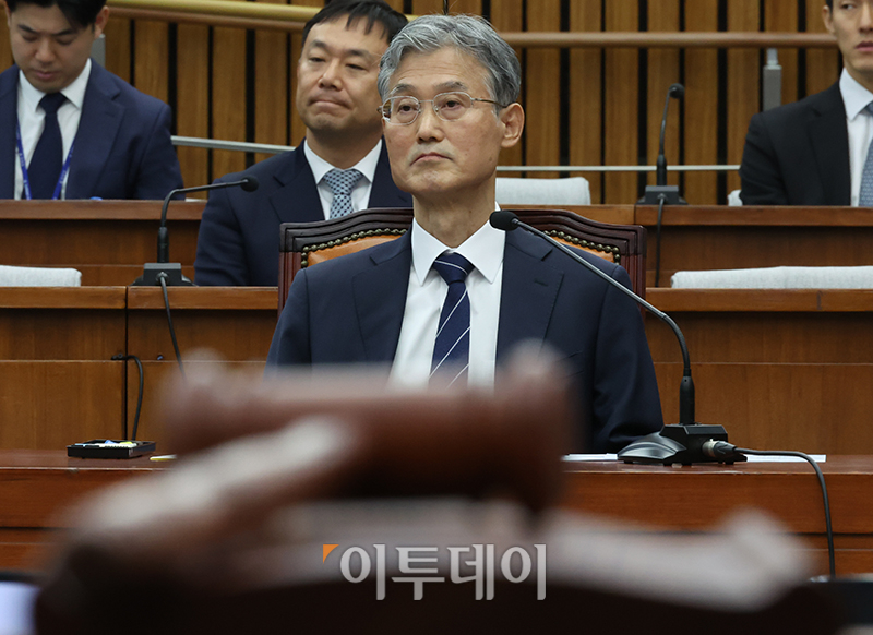 ▲조희대 대법원장 후보자가 5일 서울 여의도 국회에서 열린 인사청문회에서 생각에 잠겨있다. 고이란 기자 photoeran@