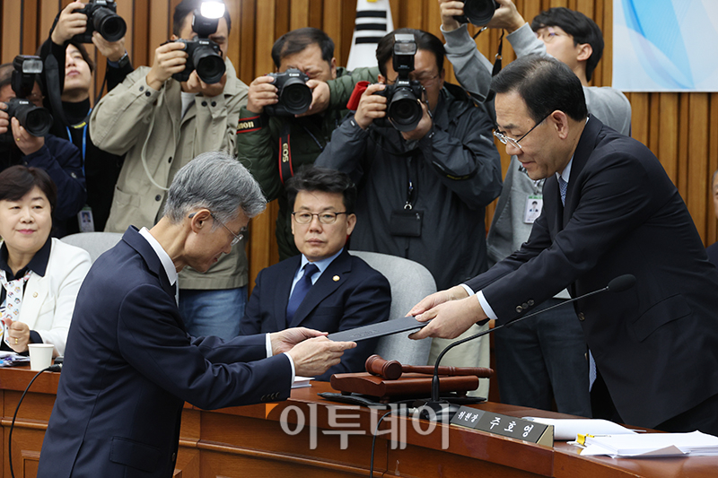 ▲조희대(왼쪽) 대법원장 후보자가 5일 서울 여의도 국회에서 열린 인사청문회에서 선서를 마치고 선서문을 주호영 위원장에게 전달하고 있다. 고이란 기자 photoeran@