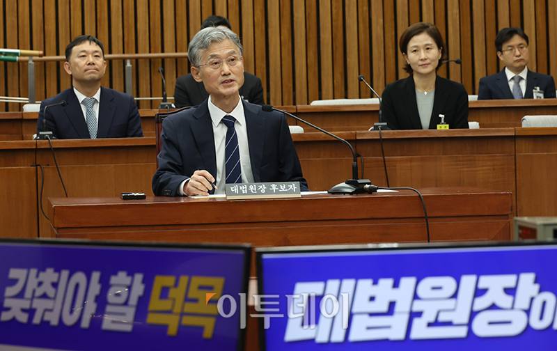 ▲조희대 대법원장 후보자가 5일 서울 여의도 국회에서 열린 인사청문회에서 의원 질의에 답하고 있다. 고이란 기자 photoeran@