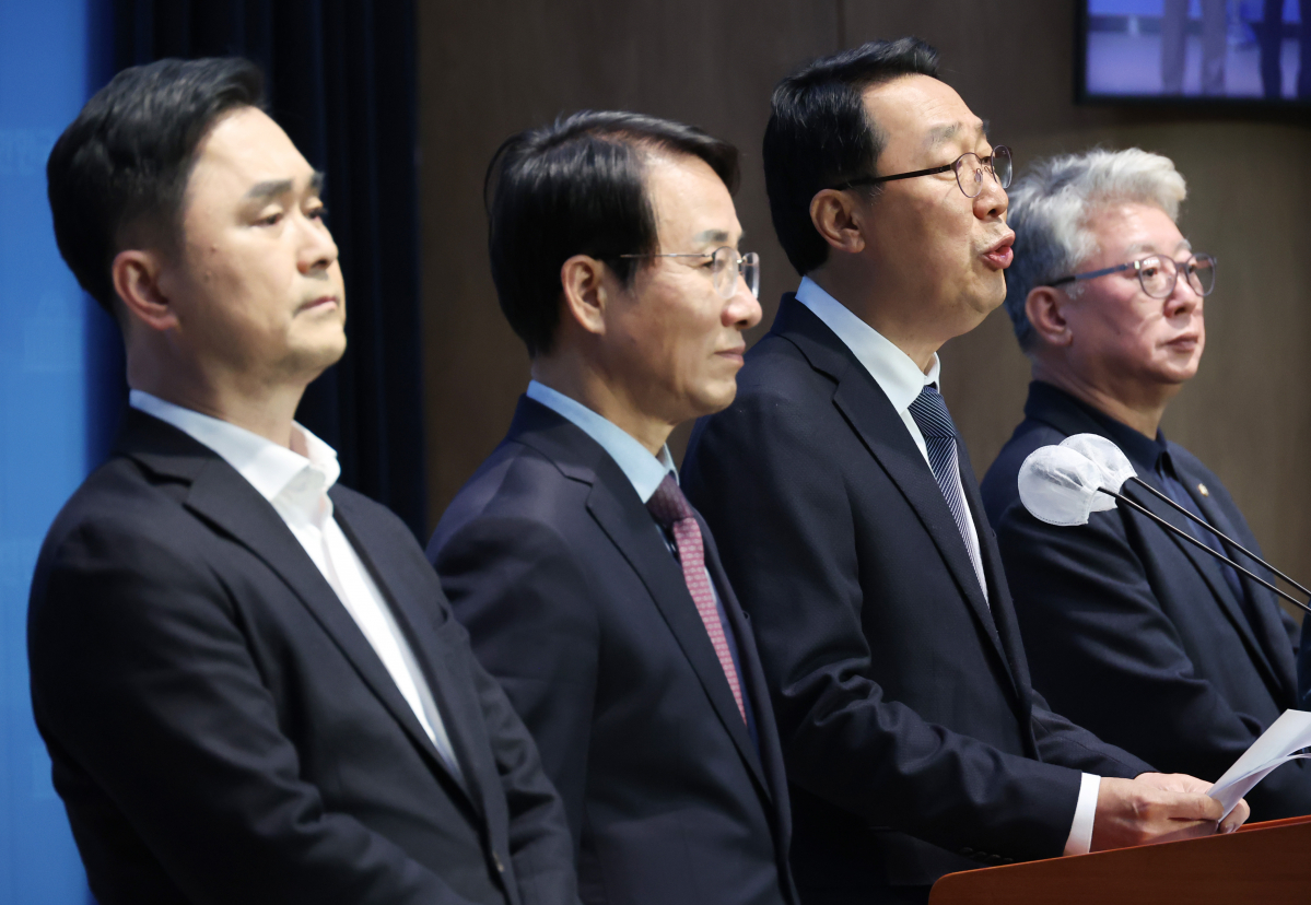 ▲<YONHAP PHOTO-2369> '원칙과 상식' 출범 기자회견 (서울=연합뉴스) 신준희 기자 = 더불어민주당 김종민(왼쪽부터), 이원욱, 윤영찬, 조응천 의원이 16일 국회 소통관에서 '원칙과 상식' 출범 기자회견을 하고 있다. 2023.11.16 hama@yna.co.kr/2023-11-16 10:51:23/<저작권자 ⓒ 1980-2023 ㈜연합뉴스. 무단 전재 재배포 금지.>