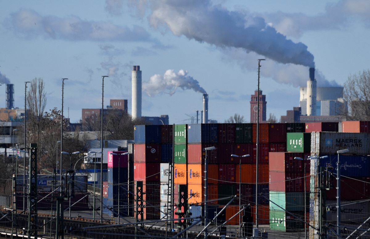 ▲독일 베를린 사할라 서쪽 항구에 컨테이너가 쌓여 있다. 베를린/AFP연합뉴스