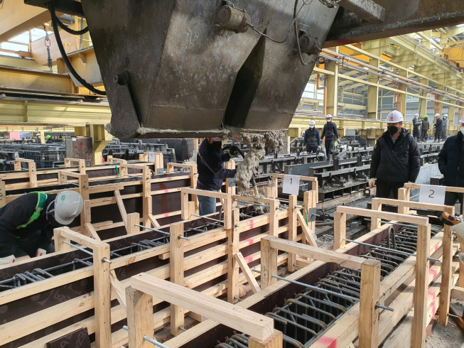 ▲저탄소 콘크리트 실험체 제작(타설) 과정. (자료제공=삼성물산)