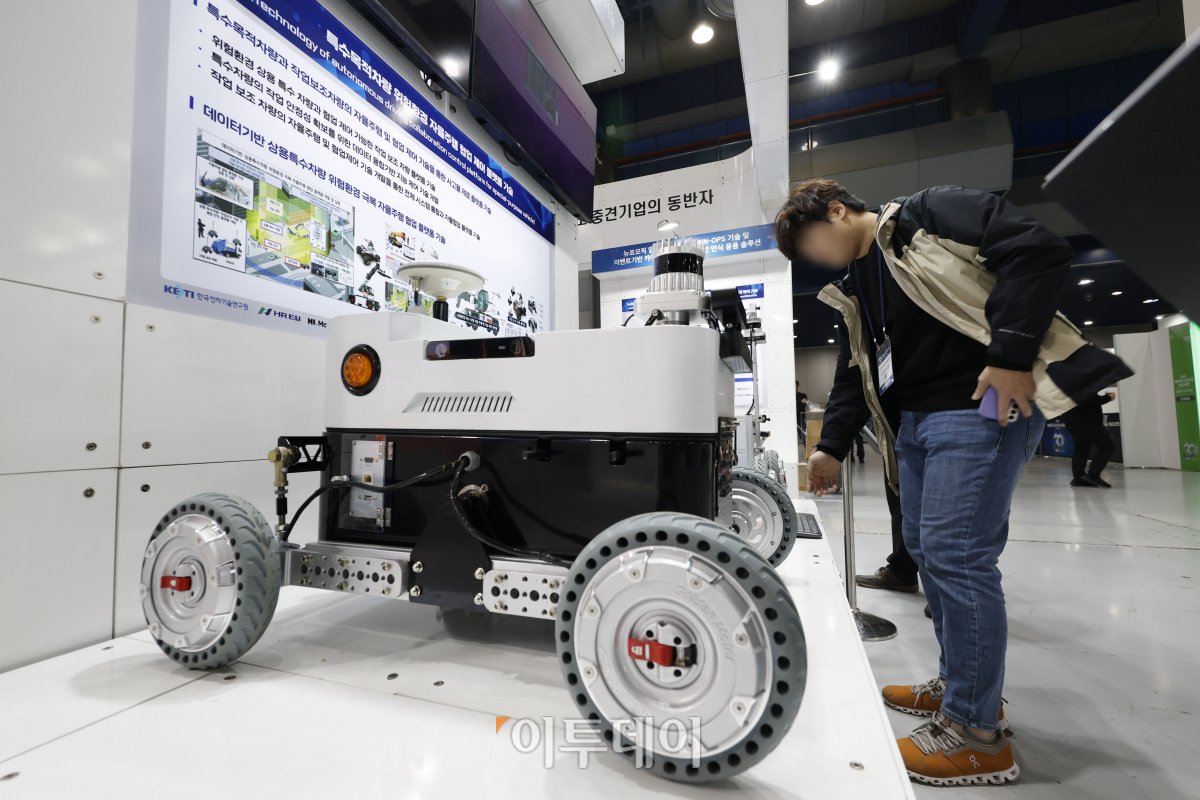 ▲6일 서울 강남구 코엑스에서 열린 '2023 대한민국 산업기술 R&D 대전'에서 관람객들이 전시를 살펴보고 있다. 조현호 기자 hyunho@