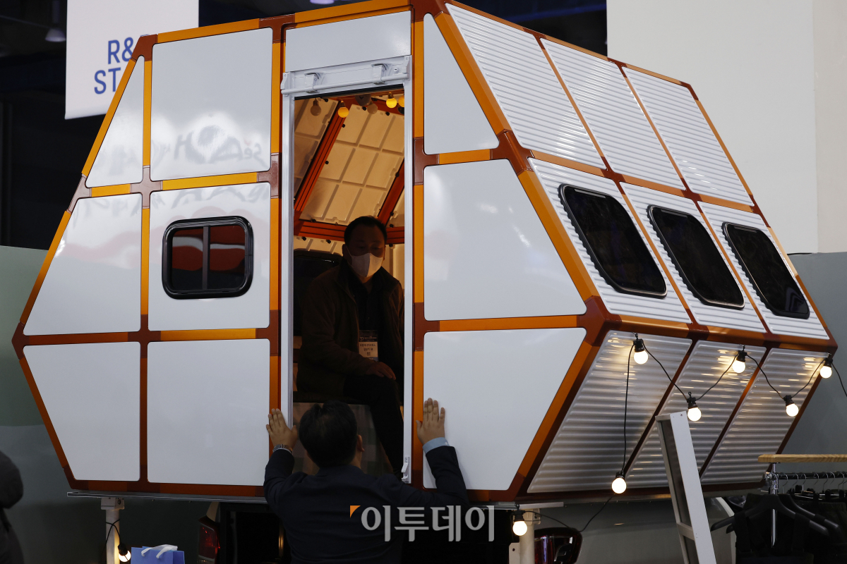 ▲6일 서울 강남구 코엑스에서 열린 '2023 대한민국 산업기술 R&D 대전'에서 관람객들이 모듈형 캠핑카를 살펴보고 있다. 조현호 기자 hyunho@
