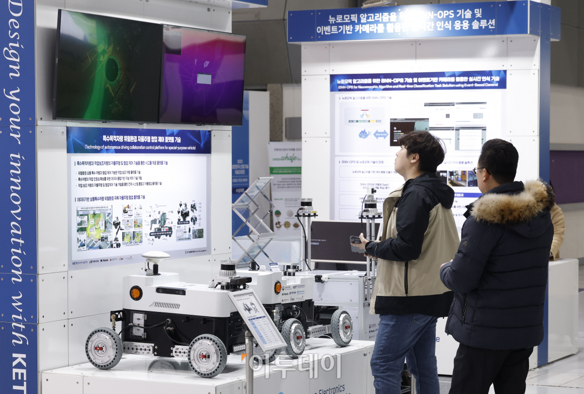 ▲6일 서울 강남구 코엑스에서 열린 '2023 대한민국 산업기술 R&D 대전'에서 관람객들이 전시를 살펴보고 있다. 조현호 기자 hyunho@