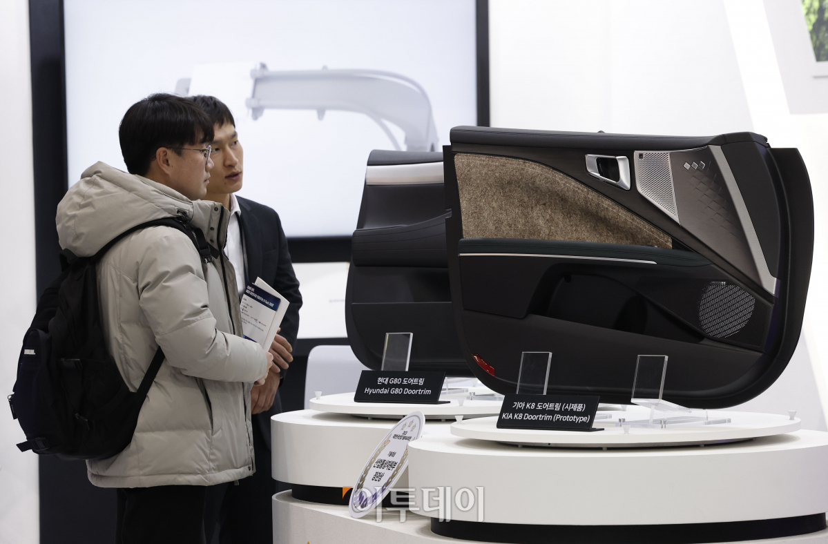 ▲6일 서울 강남구 코엑스에서 열린 '2023 대한민국 산업기술 R&D 대전'에서 관람객이 도어트림을 살펴보고 있다. 조현호 기자 hyunho@